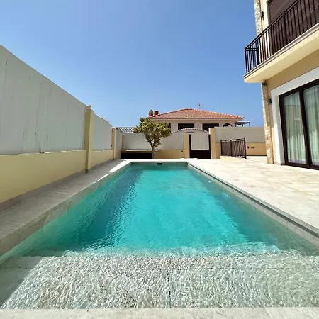 2 Bedroom With Heated Pool *